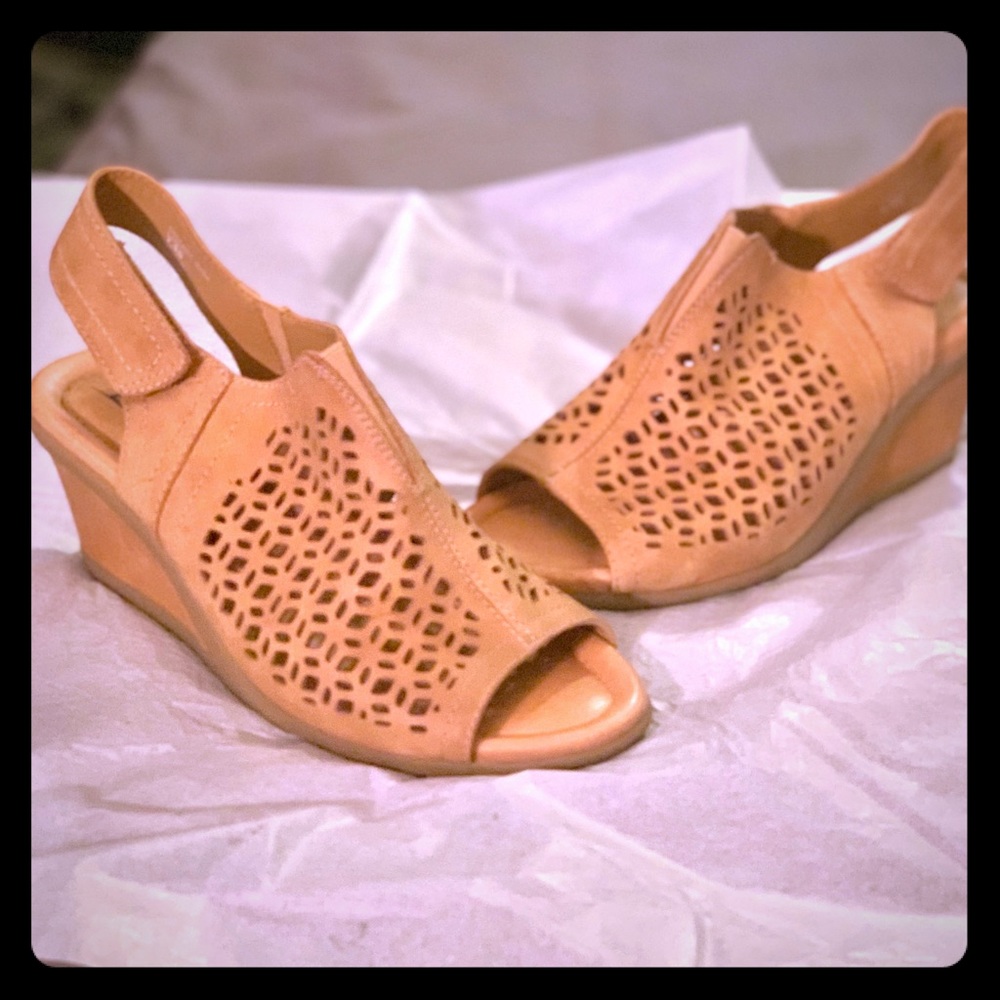 Leather Wedge sandals with cut-out details(Earth)